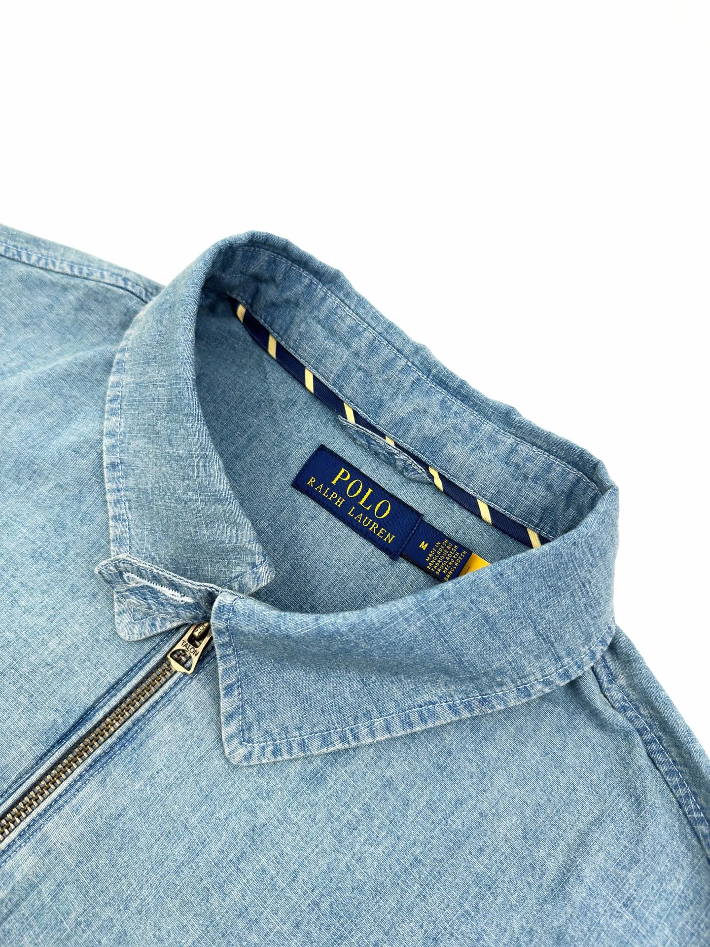 P470 Colorful embroidered denim jacket. Custom-dyed cloud-like plain cotton denim. Soft and silky. Comfortable against the skin. Mist indigo. A denim poem dyed with time. The delicate colorful pony logo on the left chest jumps into indigo. It is highly recognizable. It brings an atmosphere of freedom and vitality. A symphony of pure and smart colors. The collar is neatly folded. The details that are captured at a glance are striking. Reconstruct the classic with a neat silhouette. Even you walk with a designed sense of calmness. Process 1: Adopt imported machine embroidery technology and use advanced computer control systems and precision mechanical components to realize colorful pony embroidery operations with high precision and smooth and delicate lines. Process 2: Template machine to open the bag. The preset template guides the position, shape and size of the bag opening. The accuracy ensures the quality of the bag opening effect. Process 3: The hem is made in one go using a three-needle waist-drawing machine. The special needle position and feeding mechanism of the machine are used to sew the elastic band and the fabric together in the same process. The three-needle design is stronger and can evenly distribute pressure to ensure that the elastic band and the fabric are closely adhered. Process 4: Use the washing and frying process. Prioritize the special desizing agent. Then soak the fabric in it and evenly starch it. After desizing, it is finally rinsed. The workmanship is extremely complex and the loss is high. Accessories: Customized 1:1 Ralph Lauren engraved buckle Customized 1:1 Ralph Lauren bronze zipper Customized 1:1 Ralph Lauren trademark Version: Fitted version Size: S M L XL Style number: CC904